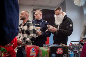 Policjanci rozdający prezenty dzieciom