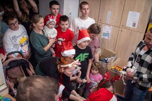 Policjanci rozdający prezenty dzieciom