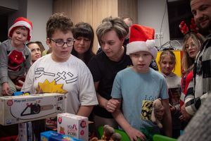 Dzieci odbierający prezenty