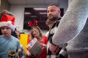 Policjanci rozdający prezenty dzieciom