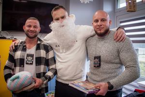 Policjanci pozujący do zdjęcia z ratownikiem medycznym