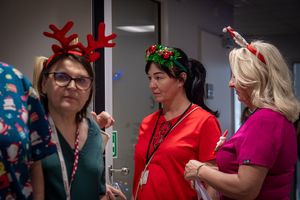 Personel szpitala w świątecznych przebraniach