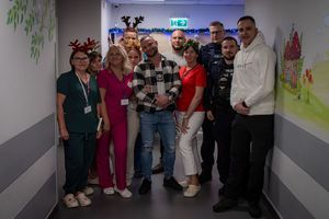 Policjanci pozujący do zdjęcia z personelem szpitala