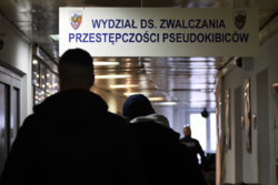 zdjęcie przedstawia zbliżenie na napis "Wydział do spraw zwalczania przestępczości pseudokibiców"