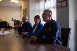 zdjęcie przedstawia urzędników w gabinecie