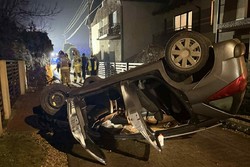 zdjęcie przedstawia przewrócony na dach samochód osobowy