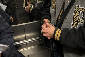 Ręce mężczyzny spięte kajdankami.