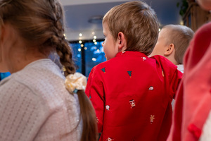 zdjęcie przedstawia trójkę dzieci odwróconych plecami, dwóch chłopców i jedna dziewczynka.