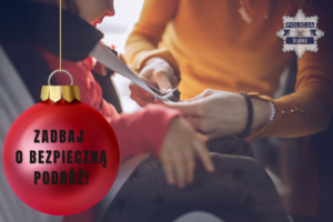 Kobieta zapina pasy bezpieczeństwa chłopcu siedzącemu na tylnej kanapie samochodu.