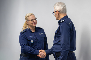 Komendant Wojewódzki Policji w Katowicach ściska dłoń policjantki.