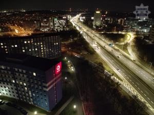 Widok na miasto z lotu ptaka.