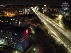 Widok na miasto z lotu ptaka.