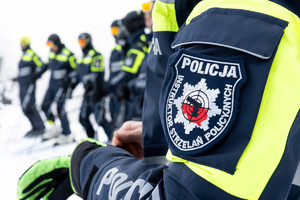 Zdjęcie przedstawia policyjnych narciarzy