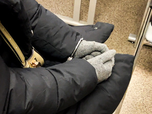 Zdjęcie przedstawia sprawce podczas czynności policyjnych