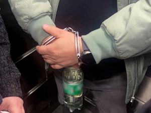 Zdjęcie przedstawia sprawce podczas czynności policyjnych