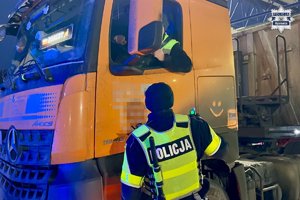 Zdjęcie przedstawia Policjanta podczas rozmowy z kierowcą