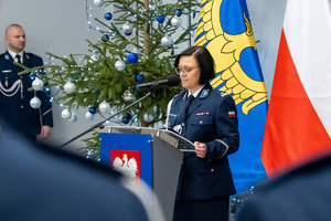 Na zdjęciu widoczna policjantka podczas przemówienia