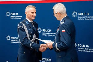 Na zdjęciu widoczny Pan Generał składający gratulacje policjantowi.