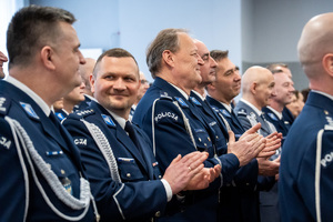 Na zdjęciu widać policjantów którzy klaszczą w dłonie