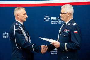 Zdjęcie przedstawia Pana Generała wręczającego wyróżnienie