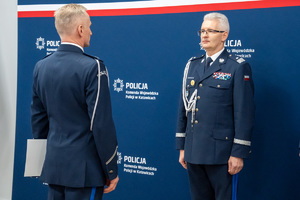 Zdjęcie przedstawia meldunek policjanta do Generała Śląskiego Garnizonu