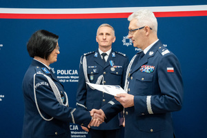 Na zdjęciu widoczny Generał Śląskiego Garnizonu podczas wręczania wyróżnienia policjantce