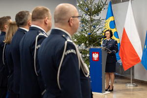 Na zdjęciu widoczna policjantka podczas przemówienia