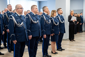 Na zdjęciu widoczni policjanci podczas przemówienia