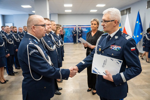 Na zdjęciu widoczny Generał Śląskiego Garnizonu wręczający wyróżnienie