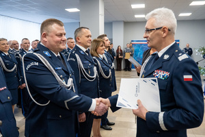 Na zdjęciu widoczny Generał Śląskiego Garnizonu wręczający wyróżnienie