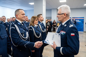 Na zdjęciu widoczny Generał Śląskiego Garnizonu wręczający wyróżnienie