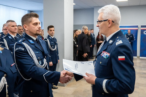 Na zdjęciu widoczny Generał Śląskiego Garnizonu wręczający wyróżnienie