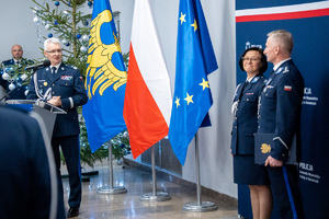 Na zdjęciu widoczny Generał Śląskiego Garnizonu podczas przemówienia kierujący wzrok w stronę funkcjonariuszy