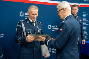 Na zdjęciu widoczny Pan Generał wręczający wyróżnienie dla funkcjonariusza