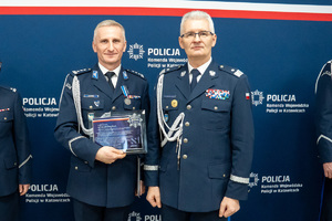 Na zdjęciu widoczny Pan Generał wręczający wyróżnienie dla funkcjonariusza