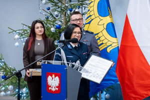 na zdjęciu widoczna policjantka podczas przemówienia