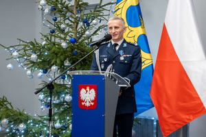 Na zdjęciu widoczny funkcjonariusz podczas przemówienia