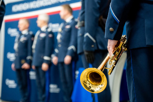 Na zdjęciu widoczna trąbka wraz z policjantami stojącymi z tyłu