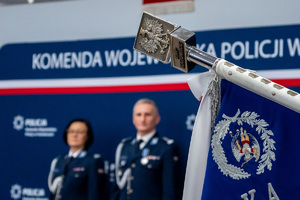 Na zdjęciu widoczny sztandar w tle z  Panem Generałem