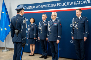Na zdjęciu widoczny policjant podczas meldunku