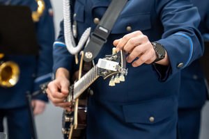 Na zdjęciu widać przedstawiciela orkiestry policyjnej
