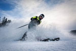Na zdjęciu widoczny policjant na nartach