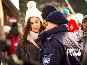 Na zdjęciu widoczna policjantka podczas rozmowy z uczestnikami akcji