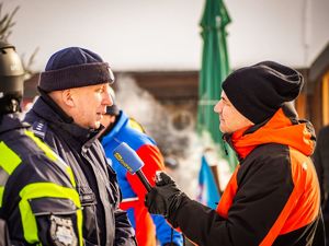 Policjant podczas wywiadu dla mediów