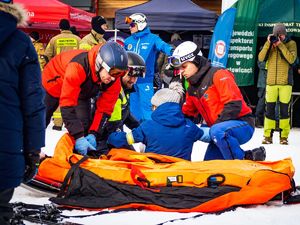 Na zdjęciu ratownicy Górskiego Ochotniczego Pogotowia Ratunkowego podczas pokazu