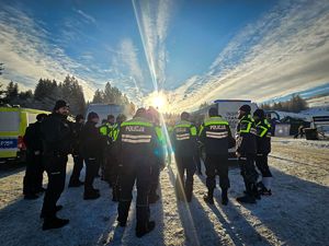 Na zdjęciu widoczni policjanci podczas zbiórki