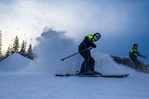 Zdjęcie przedstawiające policyjnych narciarzy
