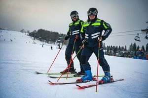 Na zdjęciu widoczni policjanci na nartach