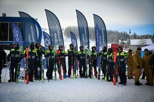 Na zdjęciu widoczni policjanci na nartach