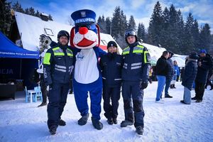 Na zdjęciu widoczni funkcjonariusze wraz z policyjną maskotką Sznupkiem